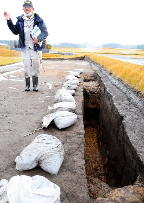 粘土採掘坑の可能性がある場所を説明する下村主任＝１４日、琴浦町槻下の斎尾廃寺跡