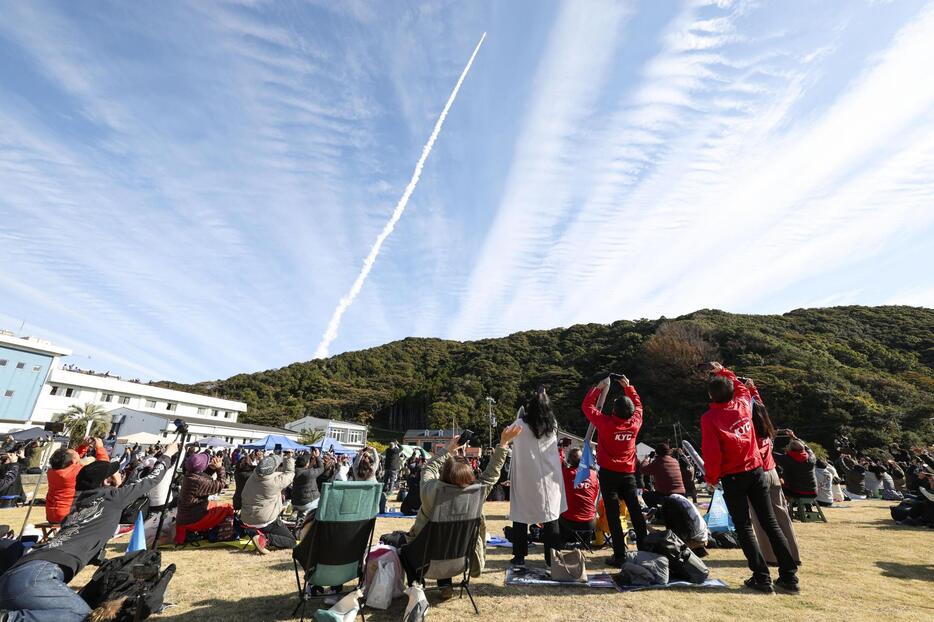 見学場に集まった人たちが見守る中、上昇する小型ロケット「カイロス」2号機。打ち上げ後に飛行が中断され、衛星を軌道投入することはできなかった＝18日午前11時、和歌山県串本町