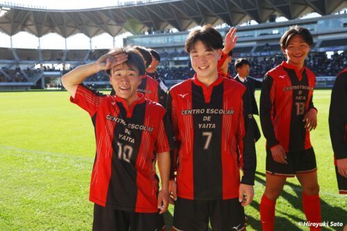 2点目を決めた堀内（左）と先制点の2年生MF平野（右）　[っ写真]=佐藤博之