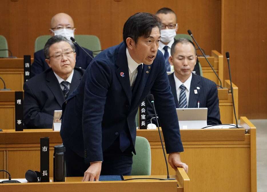 来年6月の任期満了に伴う大阪府松原市長選に立候補する意向を表明した澤井宏文市長＝6日午後、同市議会（西川博明撮影）