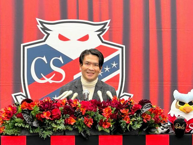 記者会見に臨んだコンサドーレ札幌の岩政大樹・新監督=札幌市