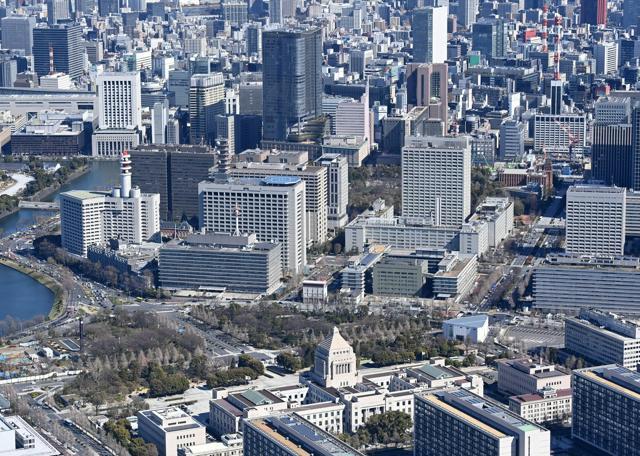 霞が関の官庁街と国会議事堂（手前）=2024年3月22日午後1時56分、東京都千代田区霞が関、朝日新聞社ヘリから、相場郁朗撮影