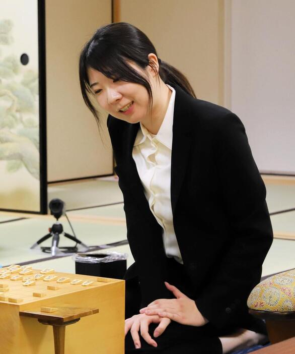 棋士編入試験の第４局で勝利後、感想戦で対局を振り返った西山朋佳女流三冠＝１２月１７日、大阪府高槻市、関西将棋会館