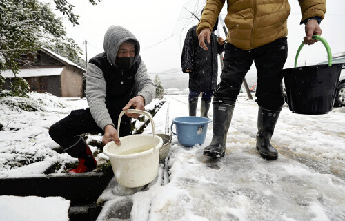 断水のため、トイレ用にわき水を利用する人たち。石川県輪島市で（昨年１月７日）