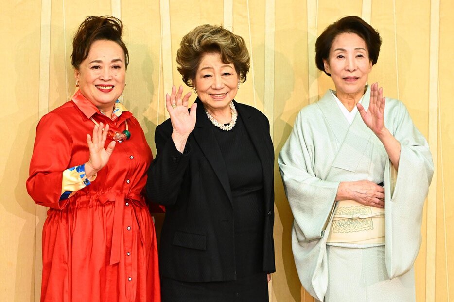 （左から）渡辺えり、水谷八重子、波乃久里子