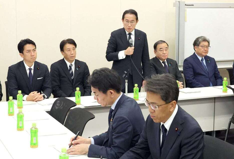 AZEC議連設立総会で発言する岸田文雄前首相（中央）＝19日午後、国会内（春名中撮影）