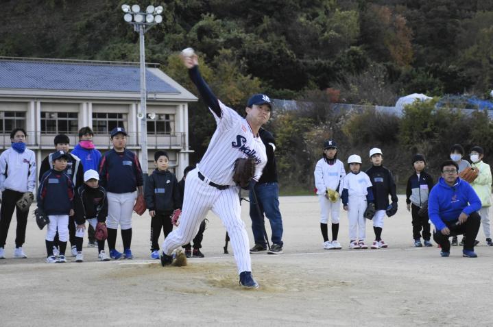 子どもたちの前でピッチングを披露する木沢投手（中央）