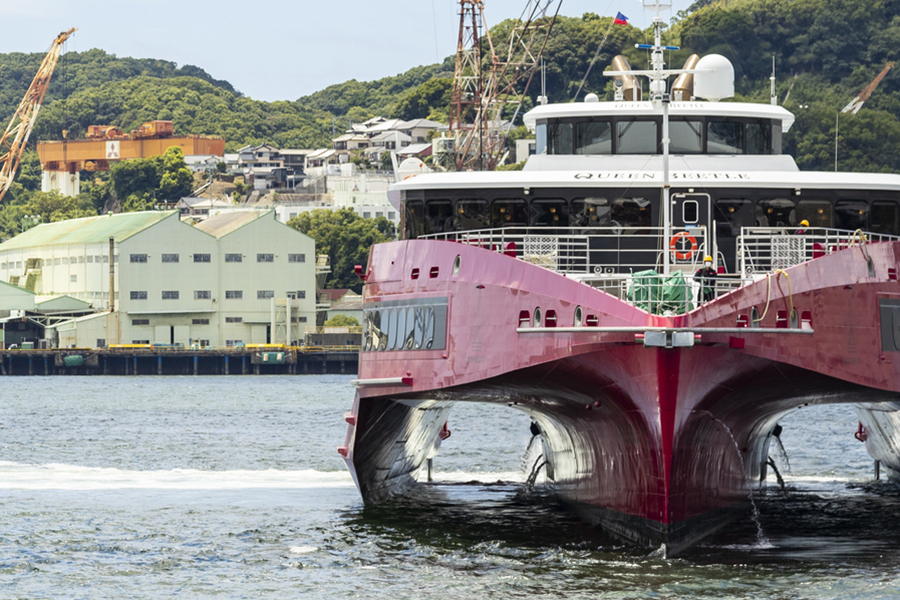 クイーンビートル。トリマラン（三胴船）と呼ばれる珍しい構造が特徴（画像：PIXTA）。