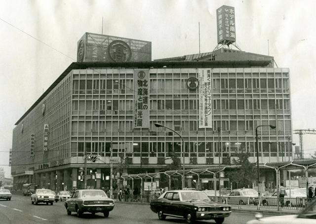 南海電気鉄道堺東駅の駅ビルは、1964年の開業以来、高島屋が店を構えてきた=1976年、堺市堺区