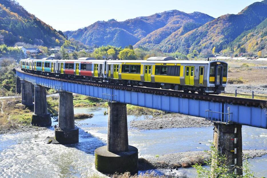 久慈川を渡るJR水郡線。4日に全線開通90周年を迎える=大子町頃藤