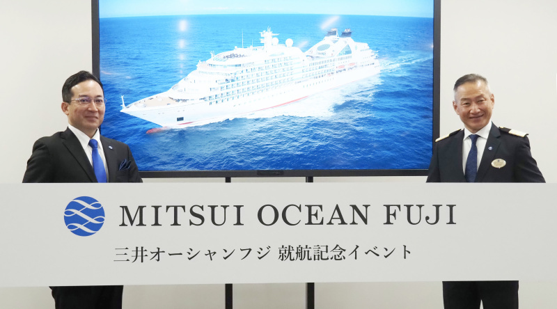 2隻体制で多様な船旅を提供する(向井社長〈左〉と川野惠一ホテルゼネラルマネージャー)