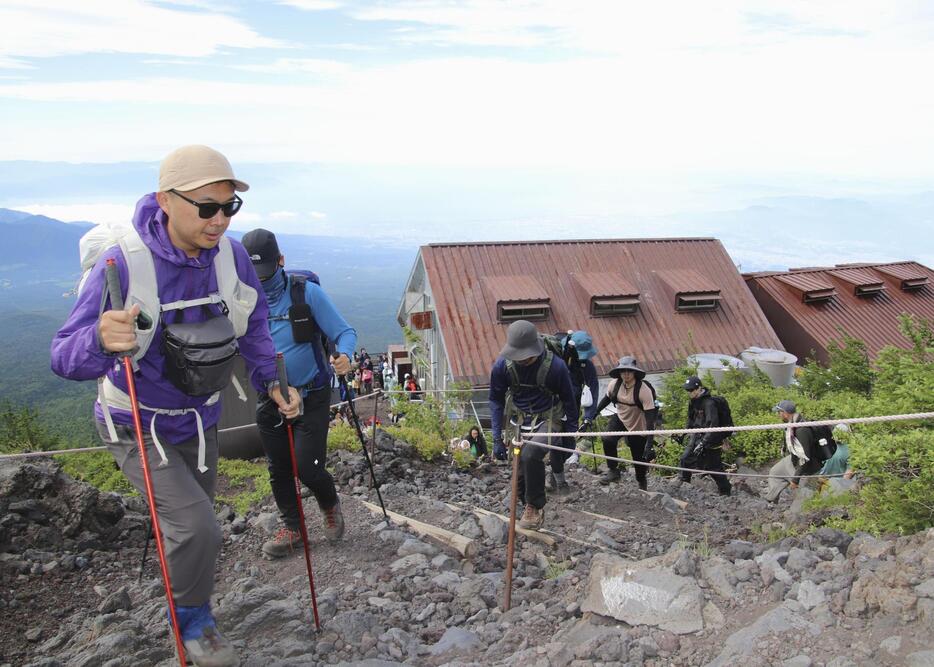 富士山の静岡県側登山道、富士宮ルートを登る登山客＝7月、静岡県富士宮市