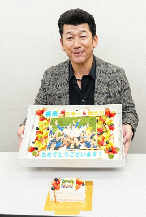 誕生日ケーキを手に笑顔の三浦監督（撮影・島崎忠彦）