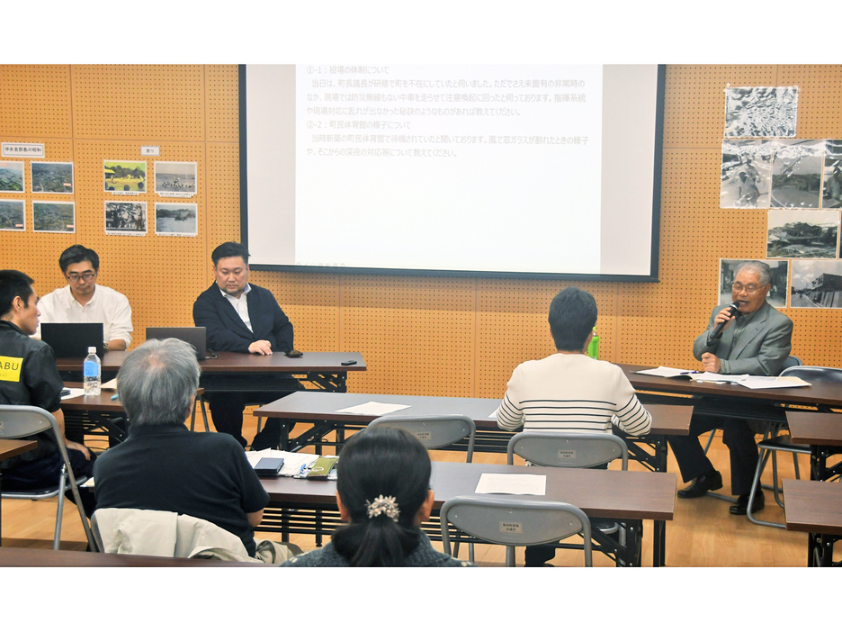 戦争、沖永良部台風をテーマに語り合ったトークイベント＝6日、鹿児島県和泊町役場