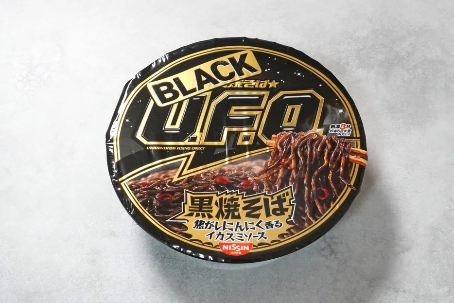 日清食品 日清焼そばBLACK U.F.O. 黒焼そば 焦がしにんにく香るイカスミソース