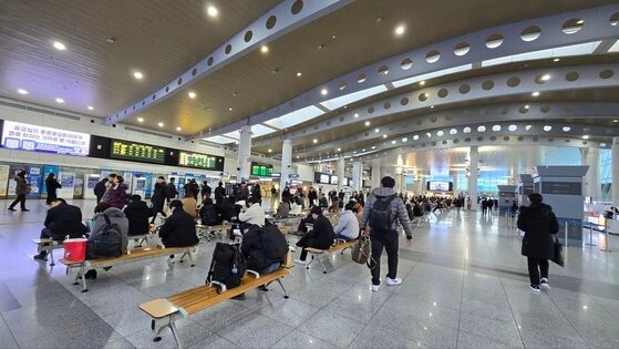 非常戒厳令が解除された４日午前８時、大田（テジョン）駅待合室で列車に乗るために待機している利用客。シン・ジノ記者