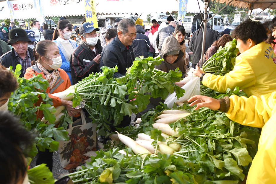 大和村内外からの買い物客でにぎわった年末恒例の「ひらとみ朝市」＝27日、鹿児島県大和村