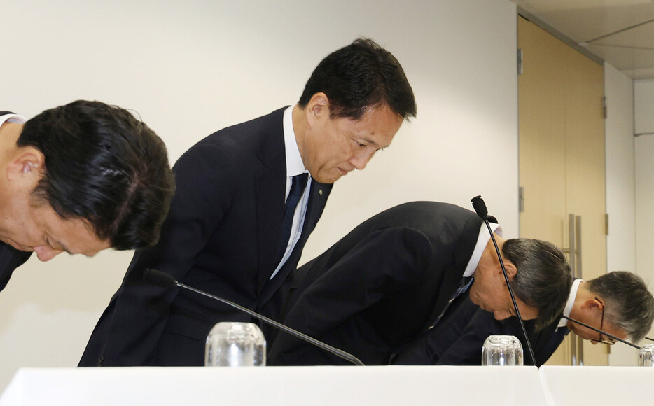 記者会見の冒頭、頭を下げる野村証券の奥田健太郎社長（左から２人目）ら＝３日午後、東京都千代田区