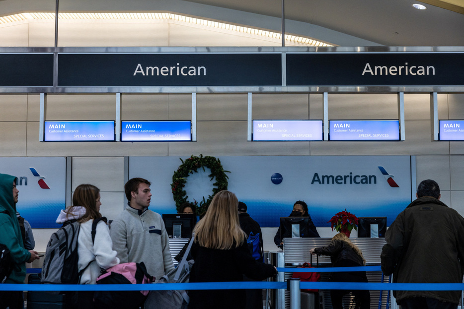 米アメリカン航空は２４日午前、ソフトウエアに技術的な問題が発生したとし、米国で全便の運航を停止した。写真は同日、バージニア州のロナルド・レーガン・ワシントン・ナショナル空港で撮影（２０２４年　ロイター/Anna Rose Layden）