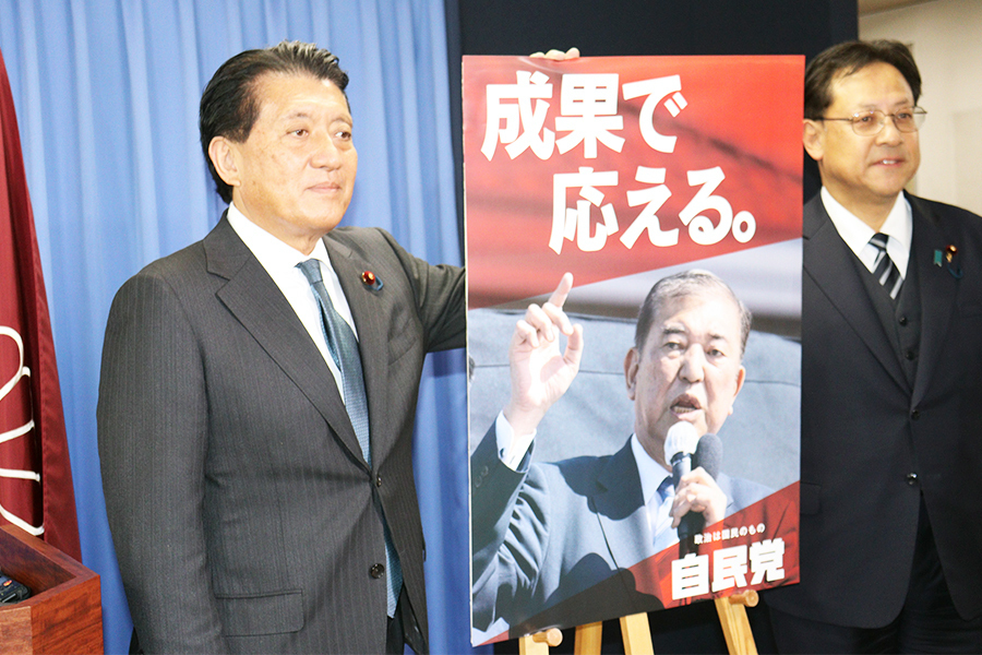 自民党の平井卓也広報本部長（左）が新ポスターを発表した【写真：ENCOUNT編集部】