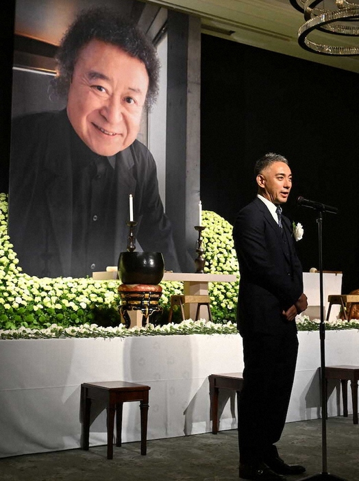 篠山さんの遺影の前でお別れの言葉を述べた市川團十郎