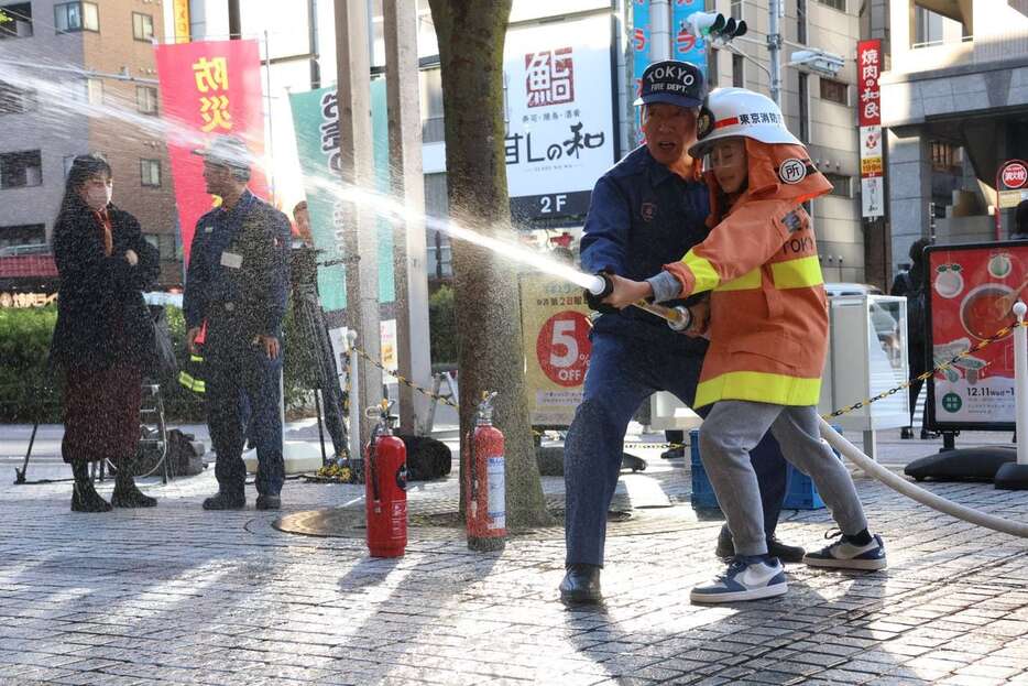 訓練の参加者はホースを使って放水訓練を行った＝17日午後、東京都墨田区（梶原龍撮影）