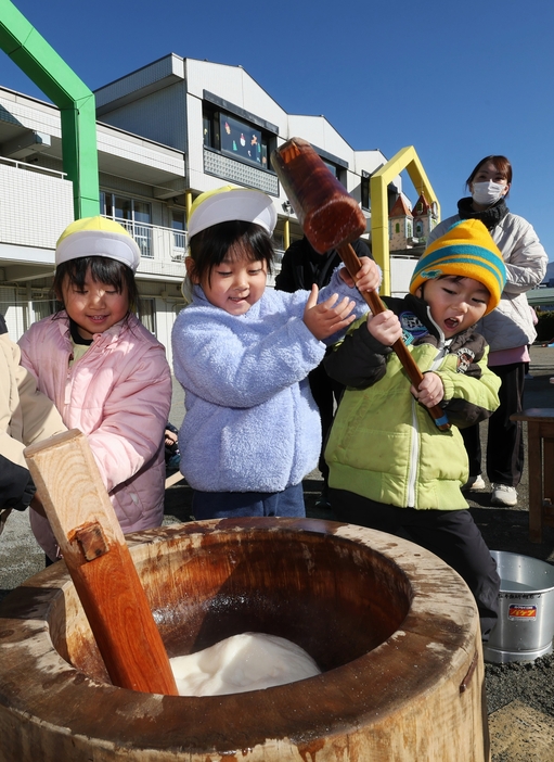 勢いよく餅をつく園児たち