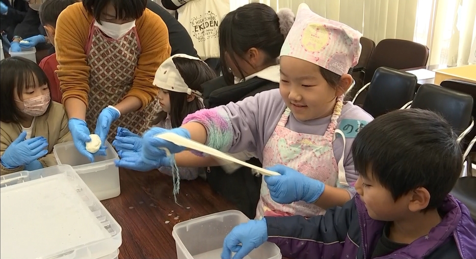 チーズ作りに挑戦する子どもたち