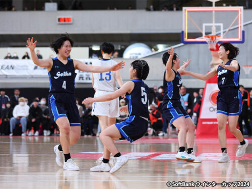 準決勝進出を決め歓喜する精華女子高校［写真］＝SoftBank ウインターカップ2024