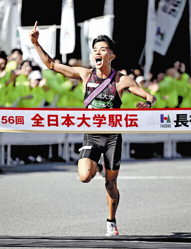 全日本大学駅伝で、国学院大の上原琉翔がアンカー勝負を制して初優勝