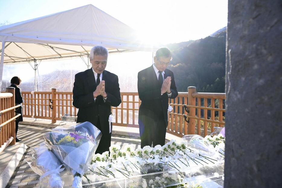 慰霊碑に献花した中日本高速道路の縄田正社長（左）ら＝2日午前、山梨県大月市（代表撮影）