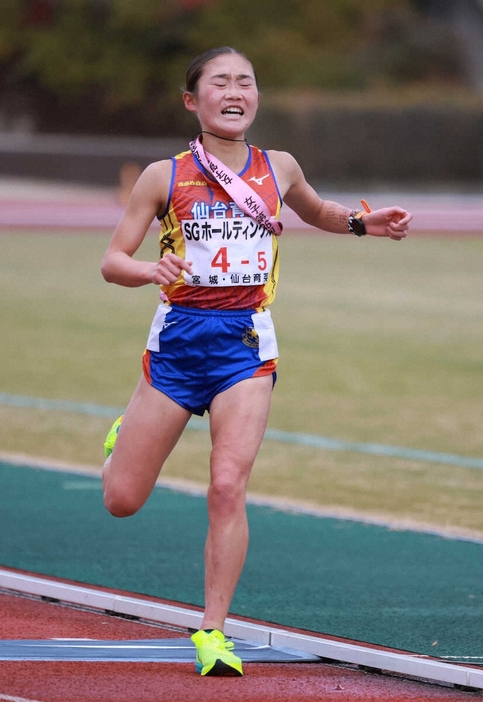 ＜全国高校駅伝・女子＞2位でゴールする仙台育英・細川あおい（撮影・井垣　忠夫）