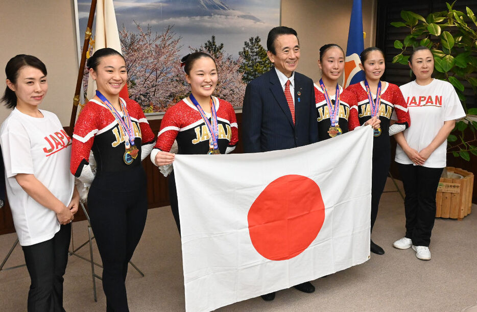 アジア大会での優勝を報告した中高生ら＝県庁