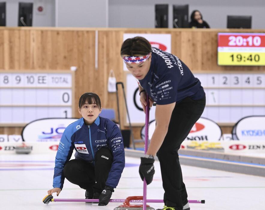 カーリングの日本混合ダブルス選手権1次リーグ初戦でプレーするSC軽井沢クの上野美優（左）と山口剛史＝稚内市みどりスポーツパーク（（C）JCA/H.IDE）