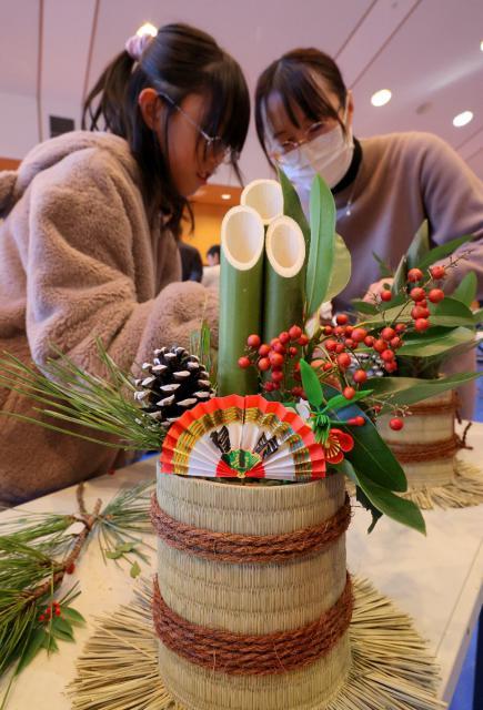 親子らが新年の幸福を願って作ったミニ門松＝２２日午後、宮崎市・生目の杜遊古館