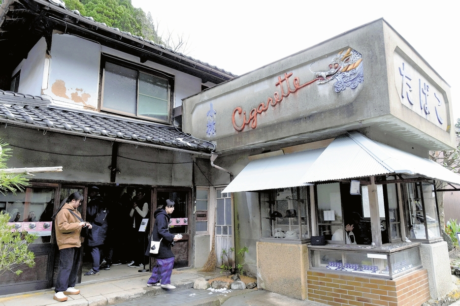 交流拠点として再生が進められている「小林たばこ屋」（兵庫県養父市大屋町で）