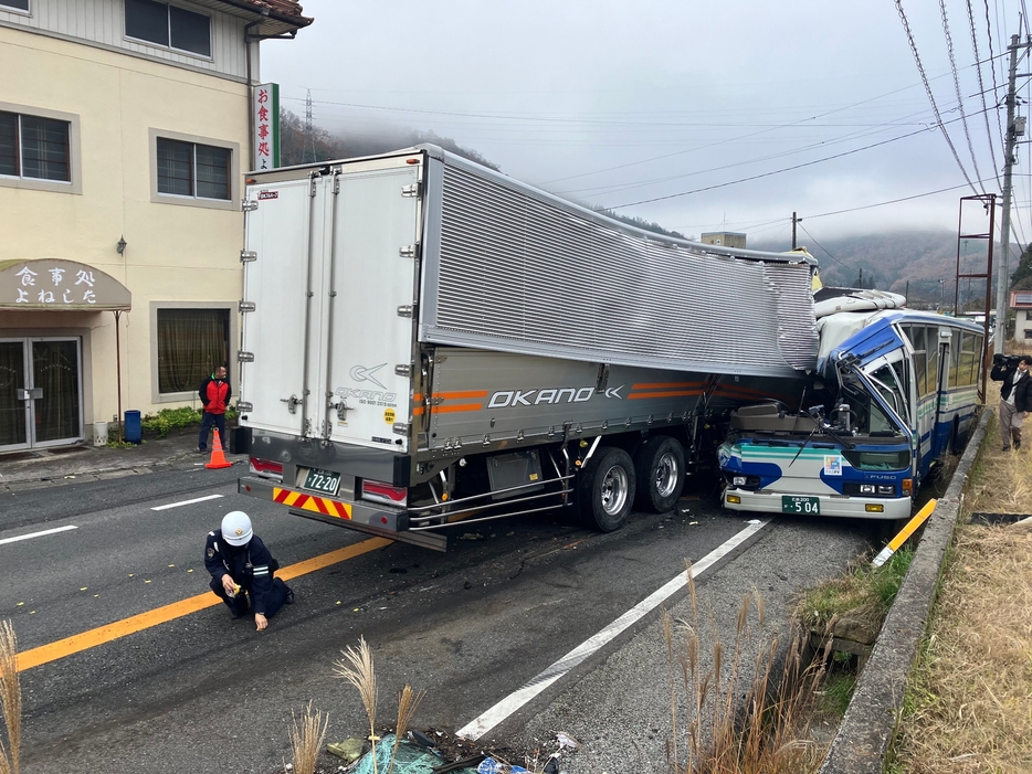 大型トラックと路線バスが衝突した現場（13日午前9時50分、安芸高田市吉田町吉田）