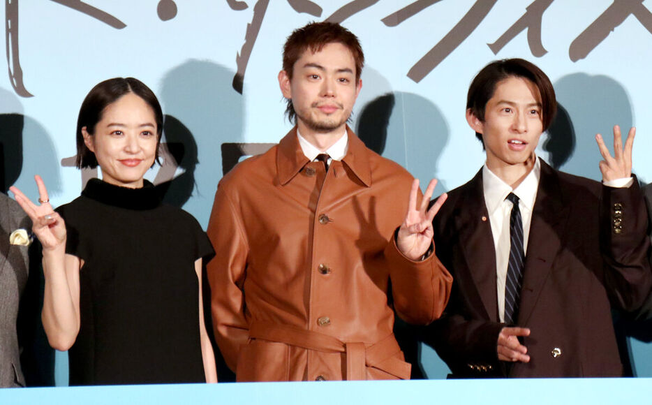 映画「サンセット・サンライズ」完成披露試写会に出席した(左から)井上真央、菅田将暉、三宅健（カメラ・奥津友希乃）