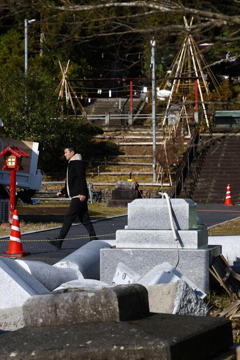 鳥居や灯籠が倒れたままになっている石川県珠洲市の春日神社。元日で能登半島地震の発生から1年となる＝30日午前