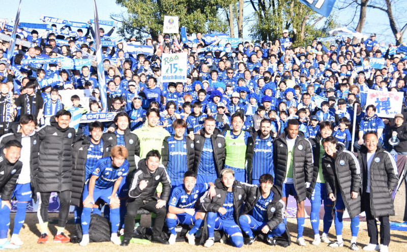 J1でホーム初勝利を挙げ、サポーターとともに記念撮影するFC町田ゼルビアの選手やスタッフ＝東京都町田市の町田GIONスタジアムで2024年3月9日、高野裕士撮影