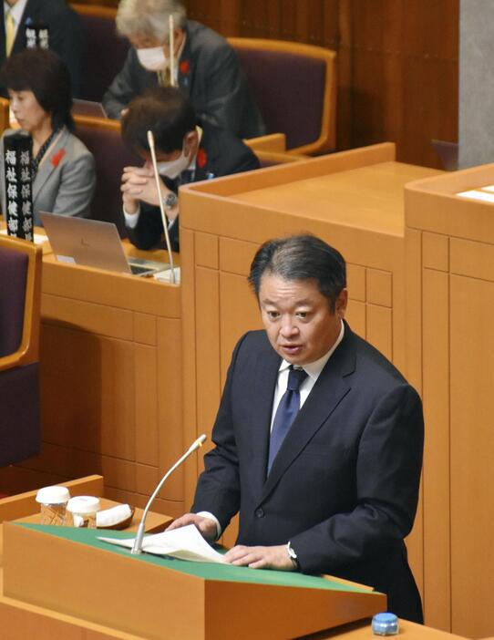 山梨県議会で答弁する長崎幸太郎知事＝11日午後