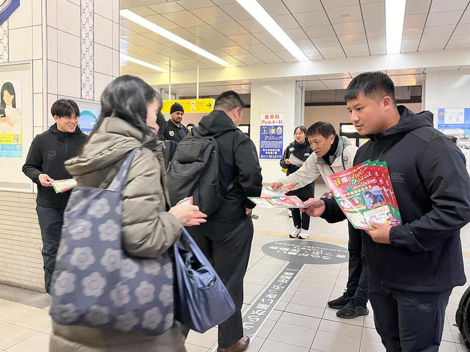 東花園駅でのチラシ配布の様子