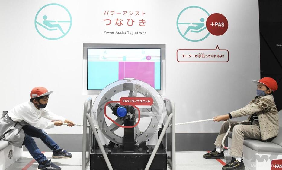 「浜松科学館 みらいーら」で人気の「パワーアシストつなひき」。電動アシスト自転車のドライブユニットを活用し、アシストの力を体感できる