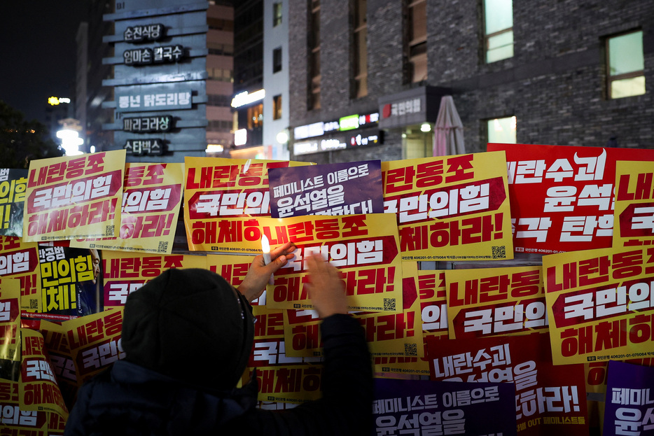 　１２月１１日、韓国の尹錫悦大統領の非常戒厳宣布を巡り、警察庁トップの趙志浩氏が内乱の疑いで逮捕されたと、聯合ニュースが報じた。写真は尹錫悦大統領の弾劾を求める集会の様子。韓国ソウルで１０日撮影（２０２４　ロイター／Kim Hong-Ji）