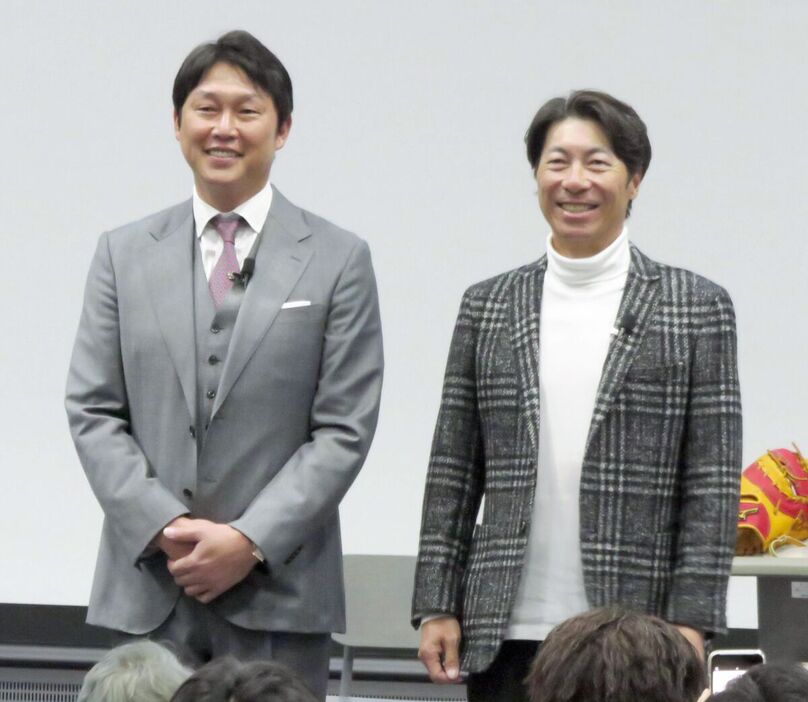 「特別対談」を行ったヤクルト・高津監督（右）と広島・新井監督（カメラ・中村　晃大）