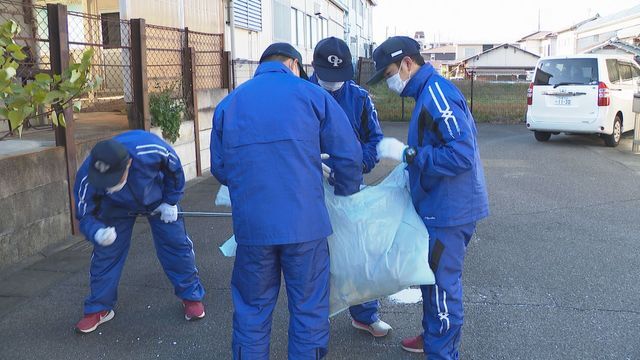 ごみを拾う新人警察官（27日午前・大阪府田尻町）