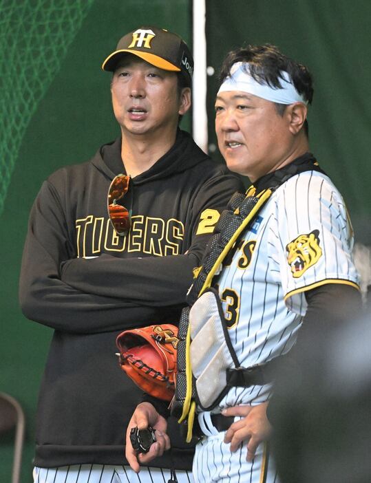 阪神・藤川球児監督（左）と片山大樹ブルペンコーチ