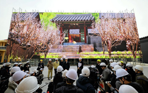 大型ディスプレーが設置された韓国パビリオン（２０日、大阪市此花区で）＝原田拓未撮影