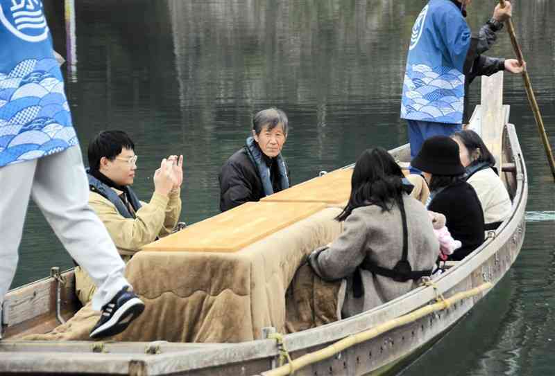 こたつ舟からの景色を楽しむ乗客たち＝3日、人吉市