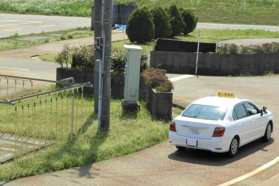 自動車教習所には指定自動車教習所以外にも非公認教習所がある。それぞれにはメリットとデメリットが存在している。